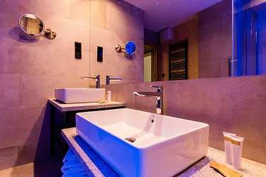 Záhrada a relaxačná zóna s ležadlami v hoteli Zalesie Mazury