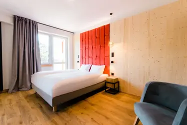 Večerná prechádzka po Zalesiu Mazury — osvetlené uličky